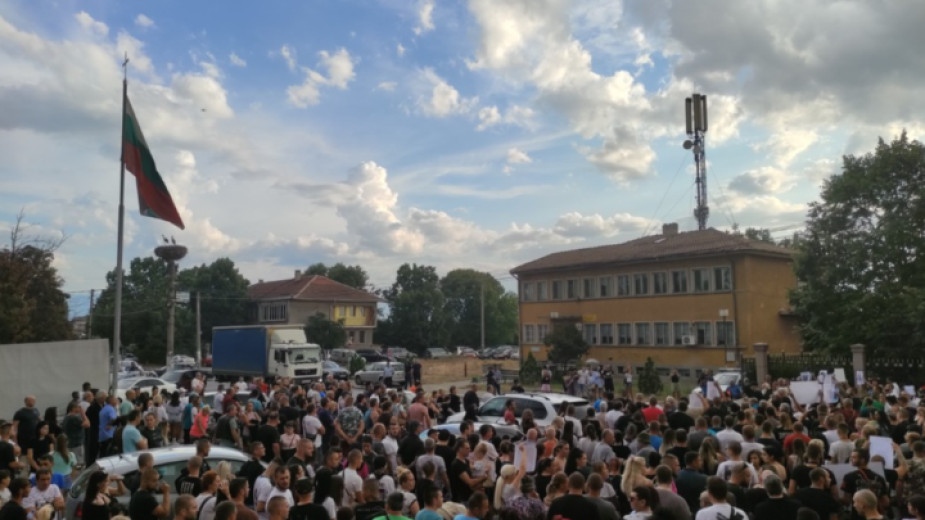 За поредна вечер в понеделник стотици жители на Цалапица се