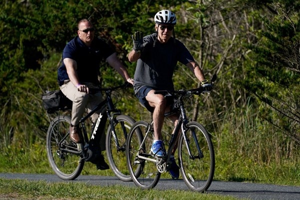 Американският президент Джо Байдън и съпругата му Джил караха колела