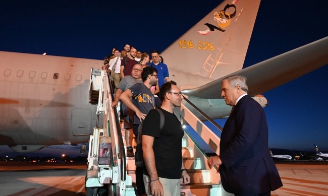 Самолет с десетки хора евакуирани от Нигер след военния преврат