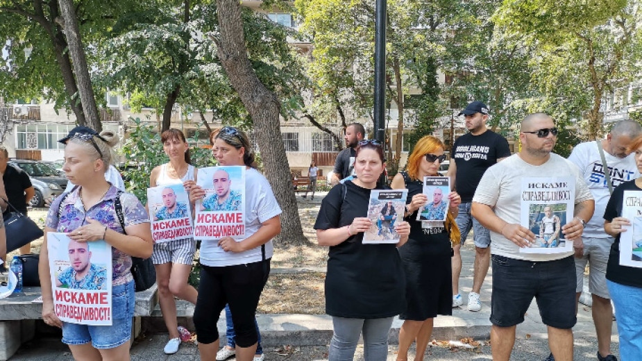 Над 30 роднини близки и приятели на убития 24 годишен Димитър