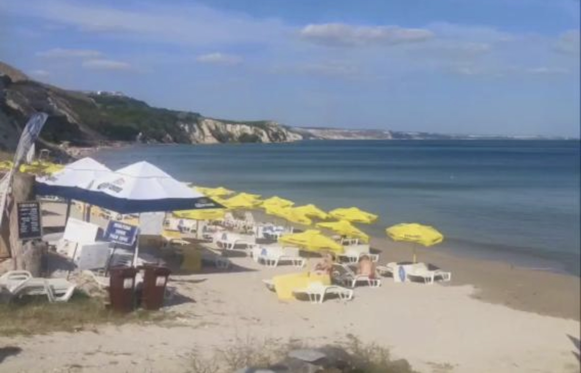 Грандиозен скандал разтърси морето Туристи са били изгонени от сянката в