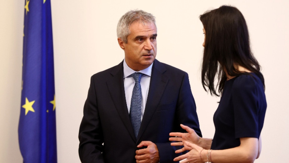 Министърът на енергетиката Румен Радев обяви конкурсна процедура за избор