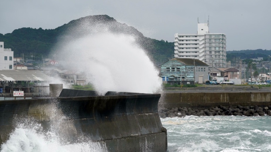 Най малко двама души са загинали и над 40 са ранени