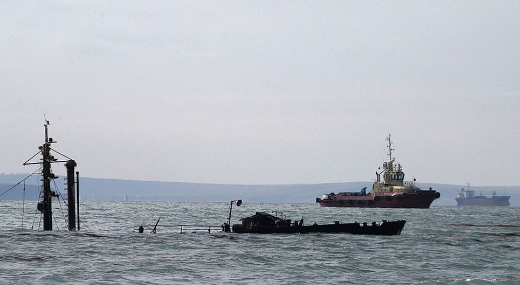 Танкер в Керченския пролив е пострадал при удар на украински