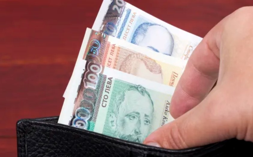 Средната годишна на мъжете в България е 20 515 лв а