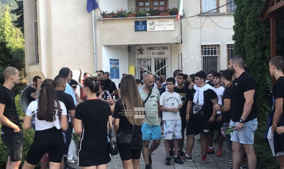 Протест пред кметството на Лозен след двойното убийство Два трупа