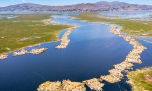 Изсъхналата брегова линия и намаляващата дълбочина на езерото Титикака предизвикват