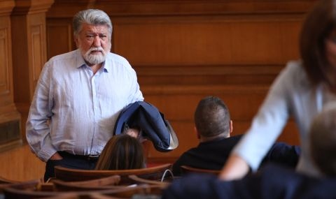След нецензурното изказване в парламента Вежди Рашидов реши да подаде две