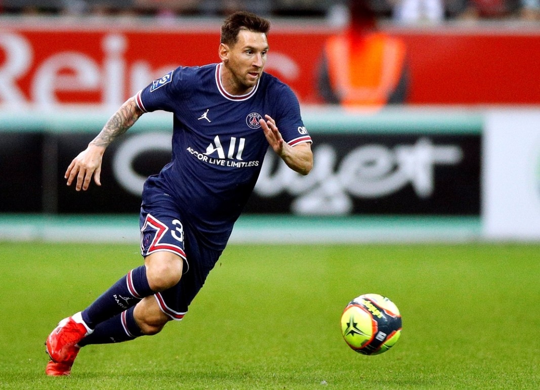 Лионел Меси не спира да попада сред заглавията след преминаването