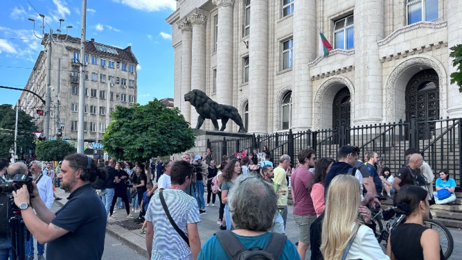В този час в София и редица градове на страната