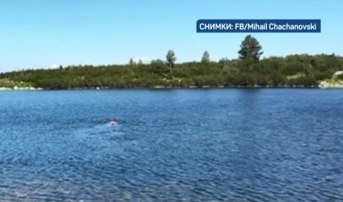 Турист се изкъпа в езерото Безбог което е с ледников