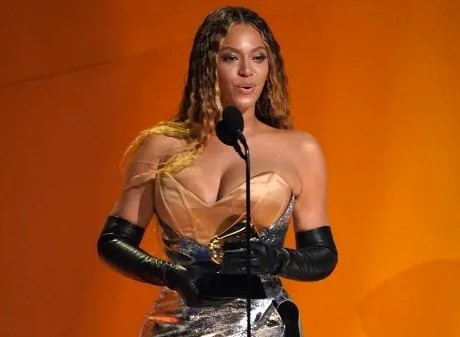 Тя може и да вълнува хиляди фенове на фона на