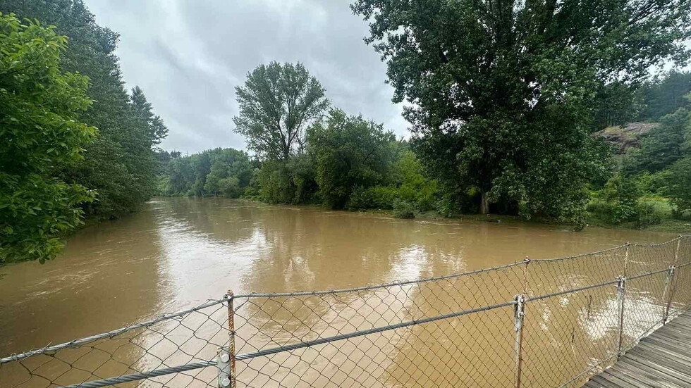 В резултат на интензивни валежи има опасност от възникване на