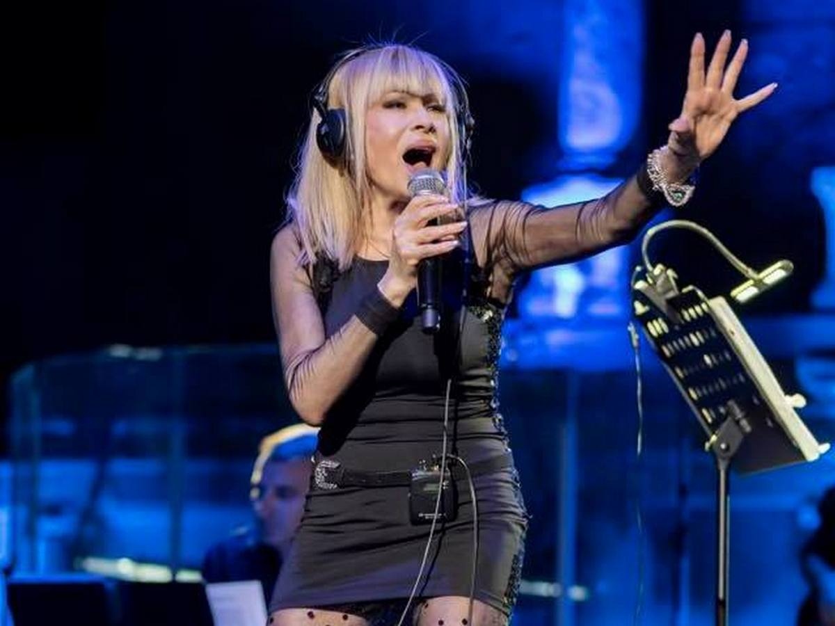 Лили Иванова се скара на баба опитваща да я заснеме