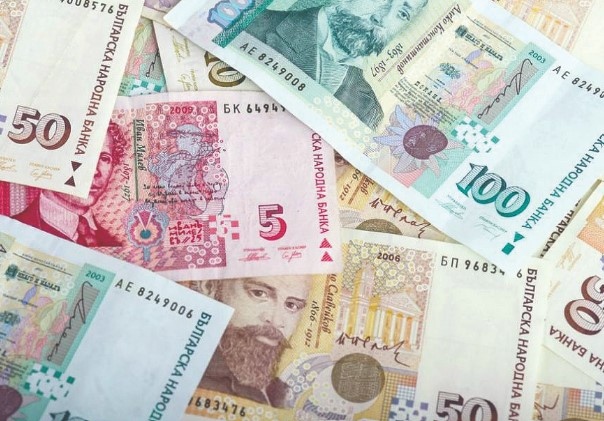 Средната брутна месечна работна заплата за април 2023 г е