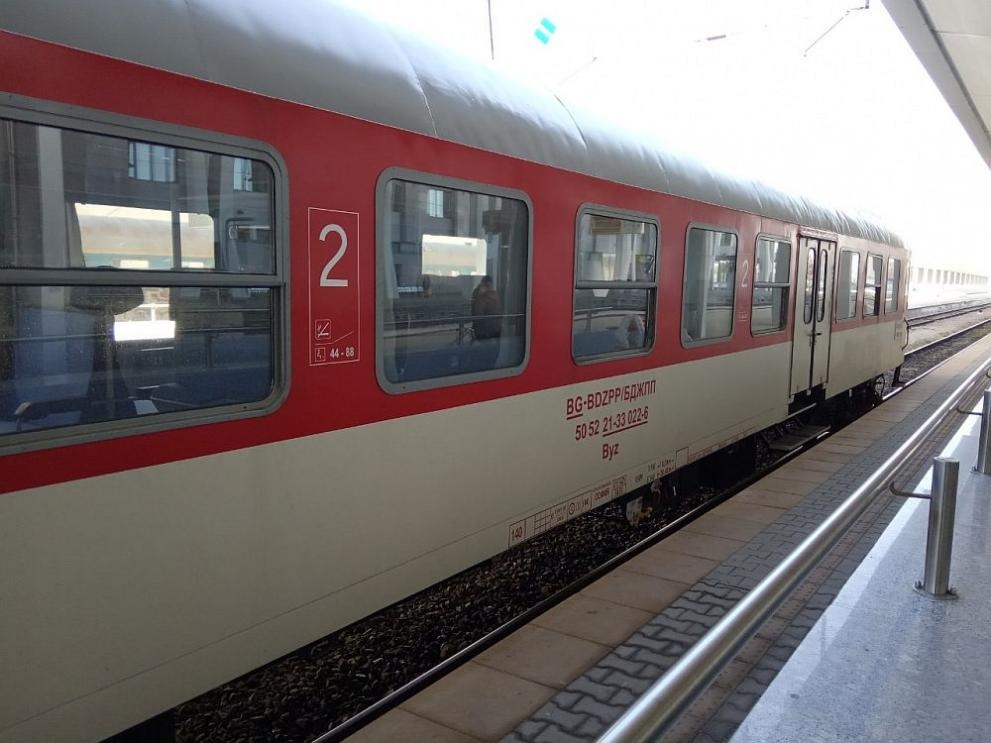 Заради авария влакът София Варна спря на Реброво 10 км преди