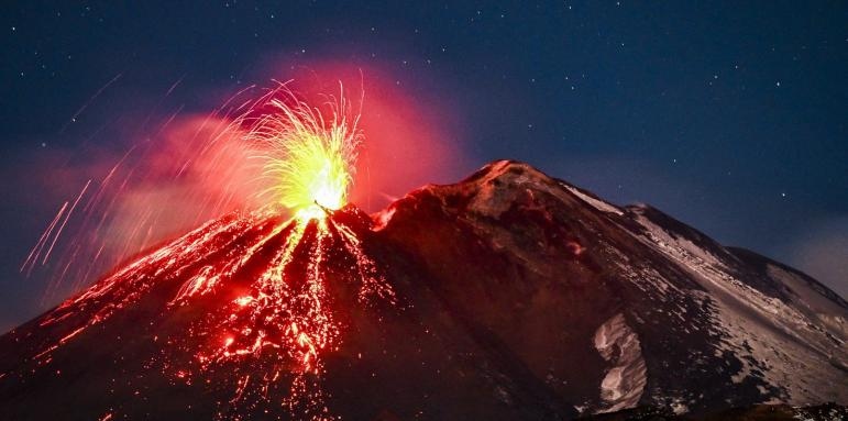Най активният вулкан в Европа Етна отново предложи зрелищна гледка с