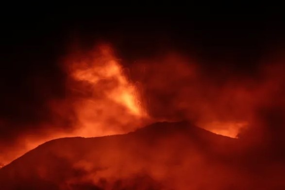 Вулканът Етна избухна тази нощ  изхвърляйки лава и пепел високо над