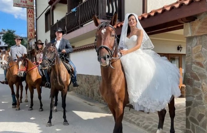 Чаровна булка пристигна в кметството на смолянското село Смилян яздейки