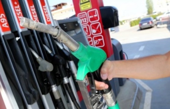 Цената на горивата трета поредна седмица вървят нагоре и най-масовият