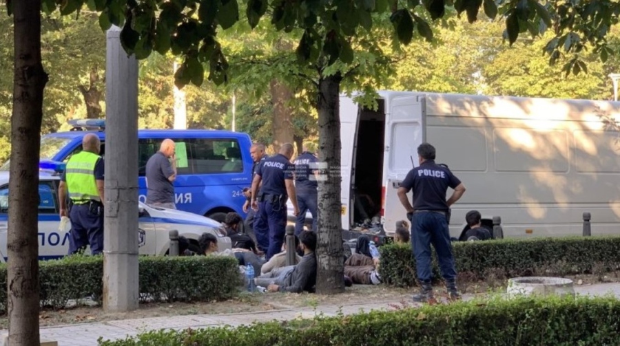 Хванаха бус с нелегални мигранти в центъра на София. Някои от тях са в безсъзнание