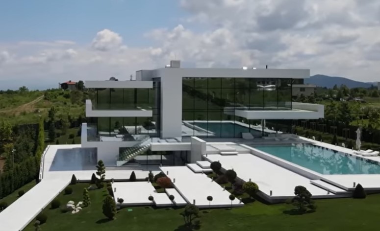 Най скъпата къща в България изглежда така сякаш е от Бевърли