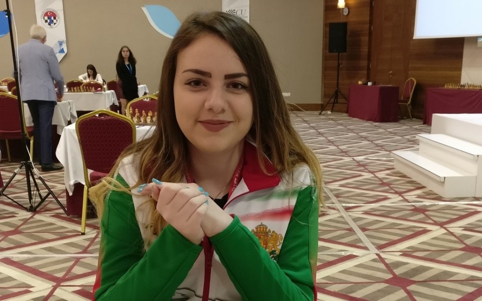 На фона на останалите финалистки българската шахматистка Нургюл Салимова е