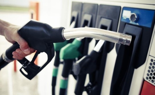 Продължава нарастването на курса на суровия петрол – 84 долара