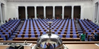 Народното събрание започва работа още на 1 септември заради много