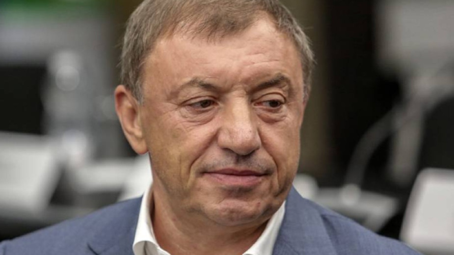 Близки приятели и колеги присъстват на поклонение пред убития преди