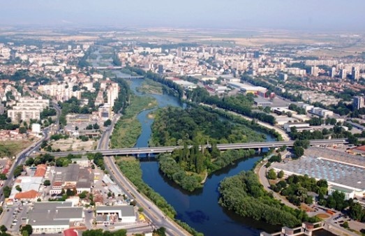 Почистването на растителността от коритото на река Марица в рамките