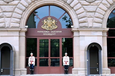 Президентът Румен Радев даде знак че няма да освободи от