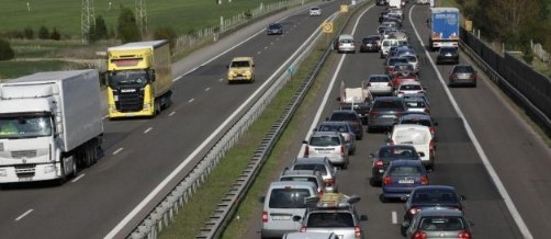 Тир се обърна на разделителната ивица между платната в района