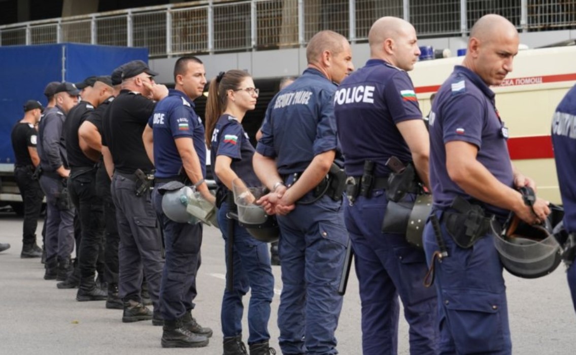 Футболен мач и спорове около Паметника на съветската армия станаха