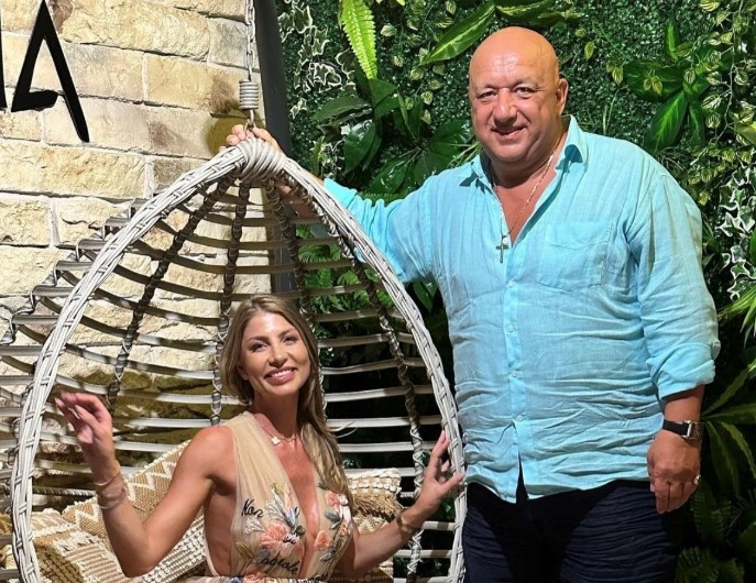 Една снимка на бившия спортен министър Красен Кралев и моделката