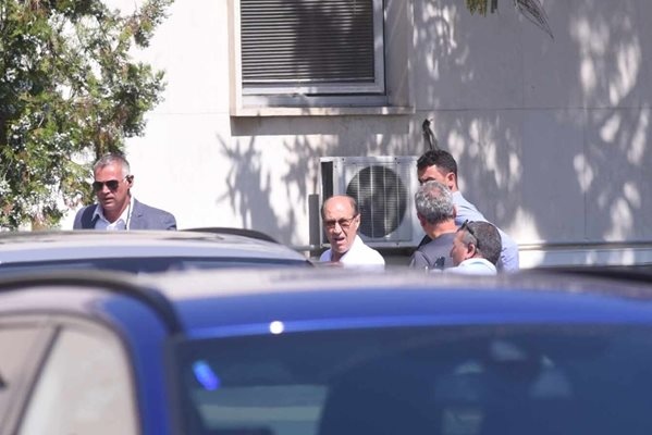 Адвокатът Георги Гатев който защитава Васил Божков дойде на летище