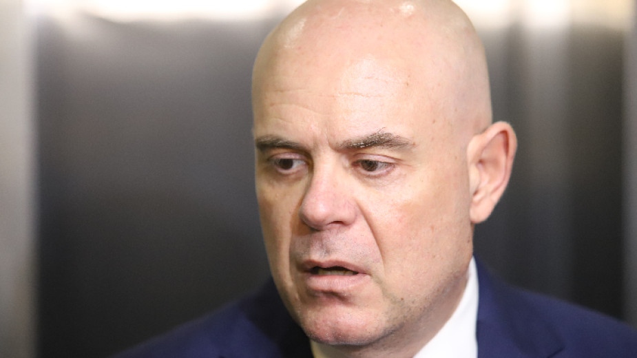 Бившият главен прокурор Иван Гешев коментира с пост в социалните