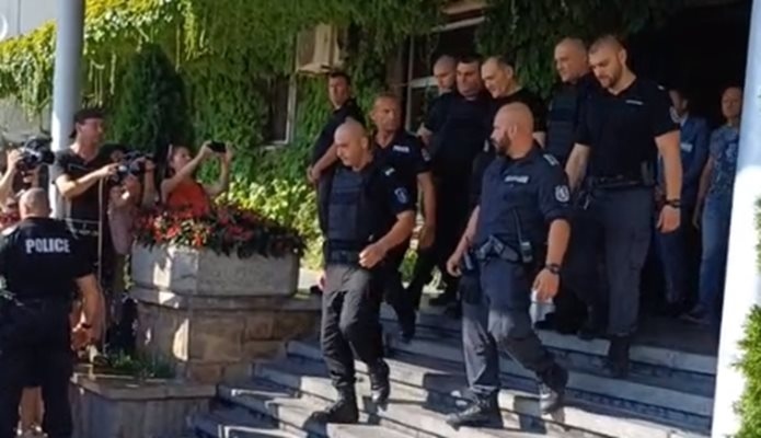 Васил Божков обвинен в 19 престъпления бе изкаран от Летище