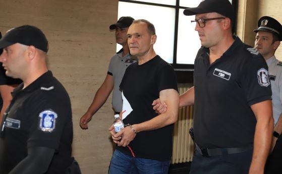 Софийският градски съд решава дали бизнесменът Васил Божков да остане