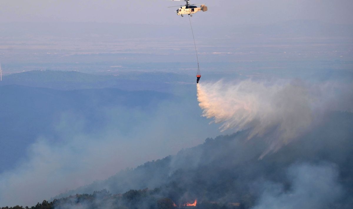 В Гърция продължават да бушуват силни горски пожари, които вече