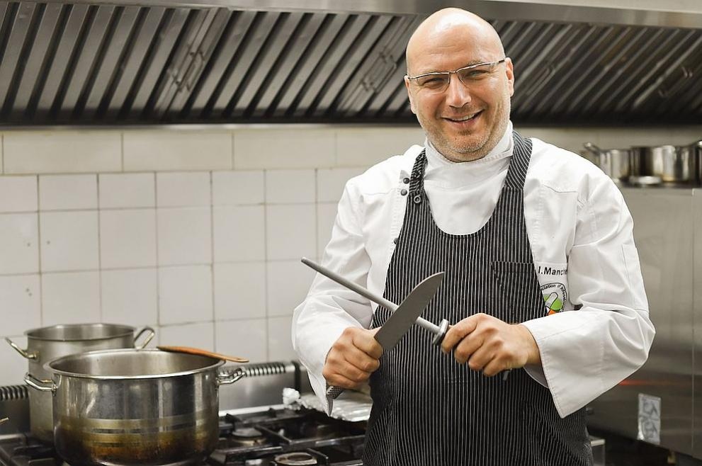 Водещият на Черешката на тортата и Кошмари в кухнята шеф