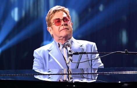 Британският певец Елтън Джон е бил хоспитализиран след падане в