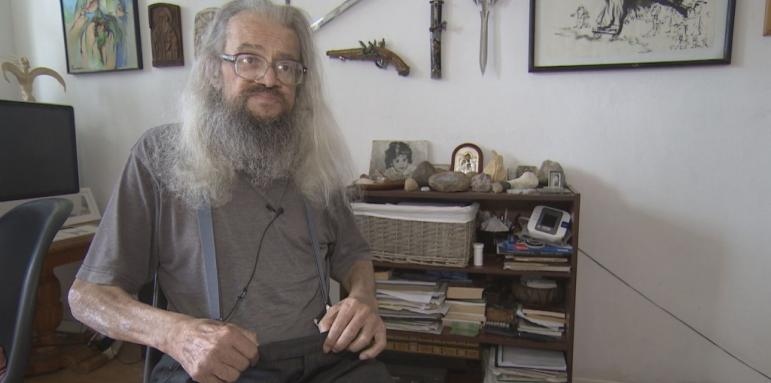 Починал е Николай Ганчев Колев известен като Николай Колев –