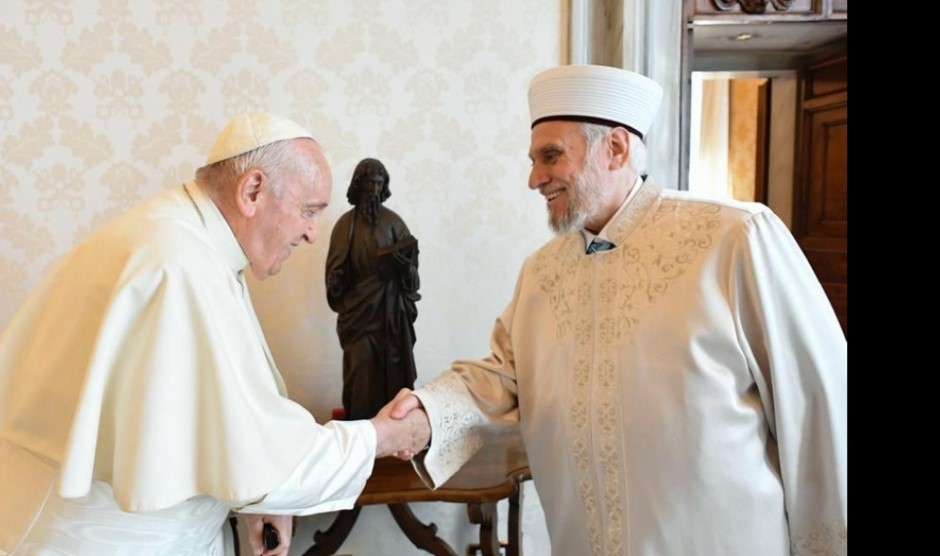 Главният мюфтия на България д р Мустафа Хаджи и водена от него