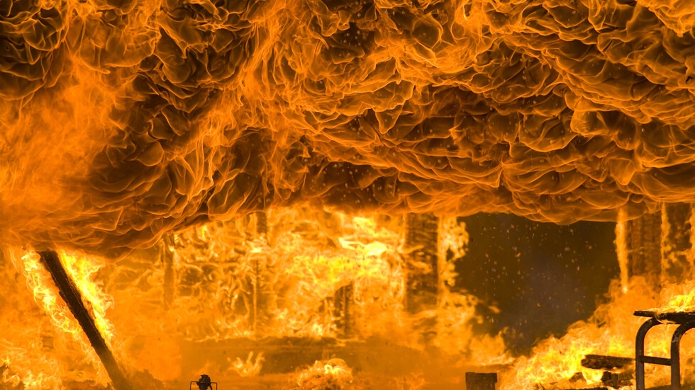 Над 60 души загинаха при пожар избухнал в многоетажна сграда