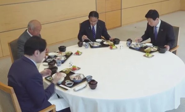 Японският премиер и министри обядваха сашими от водите край АЕЦ