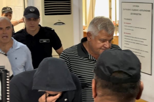 Управителят на медицински център Медлайф Ненко Василев д р Ростислав Костадинов