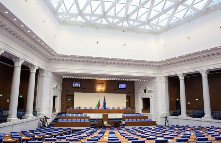 Народното събрание започва пленарната си сесия с блиц и парламентарен