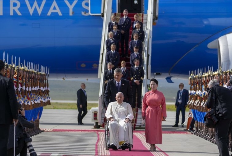 Папа Франциск пристигна днес в Монголия, съобщи Франс прес. Самолетът,