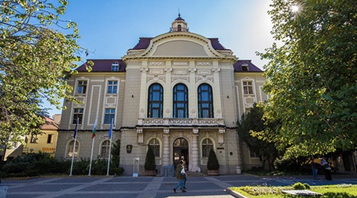 Практика ли е община Пловдив да възлага поръчки за 1 5